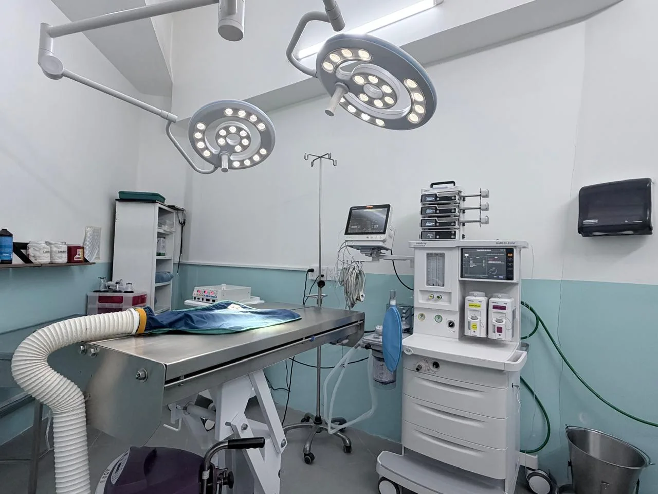 Quirófano con la máquina de anestesia y el monitor de signos vitales junto a la mesa de cirugía