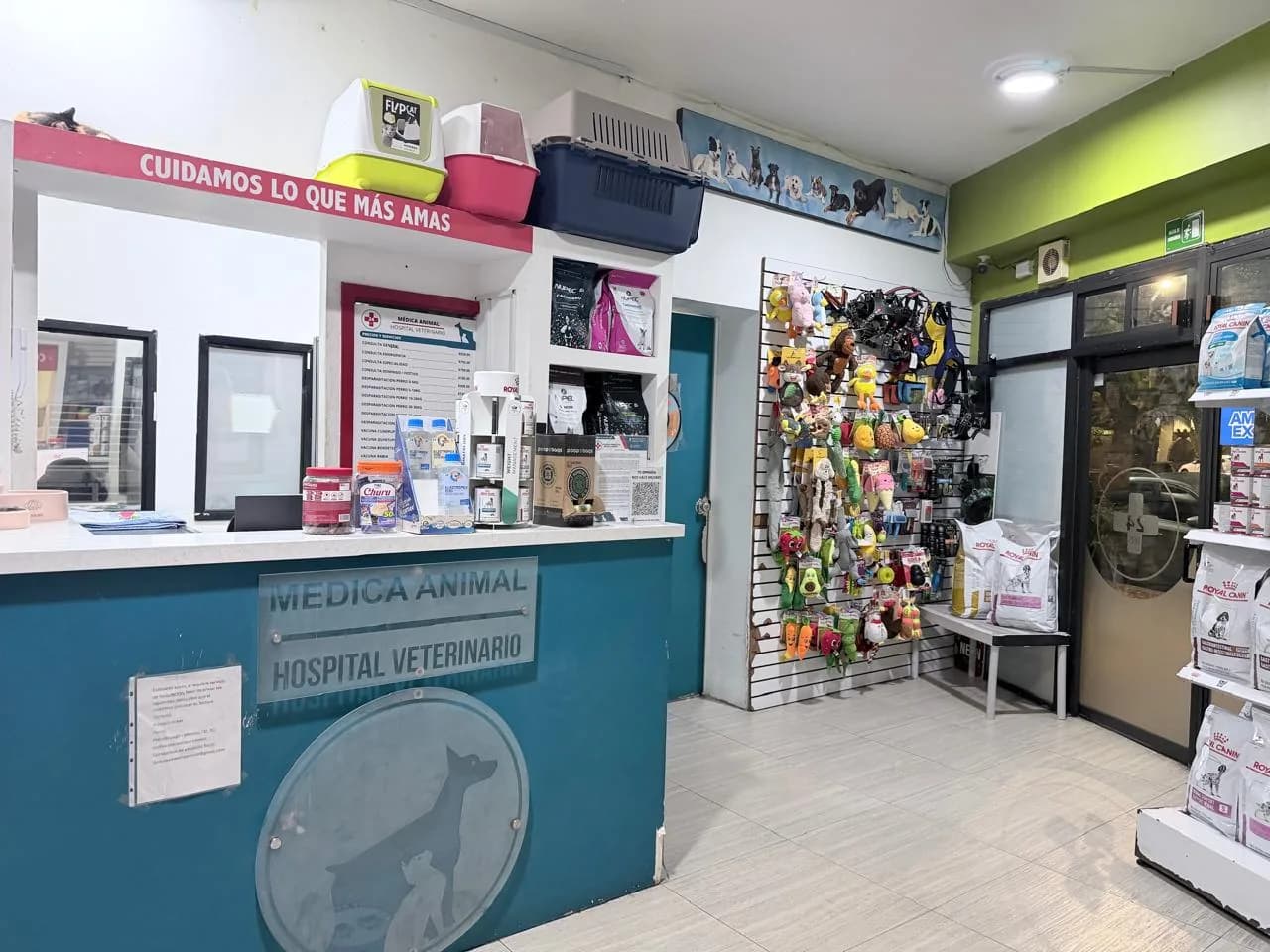 Mostrador de recepción del hospital con transportadoras y lista de precios